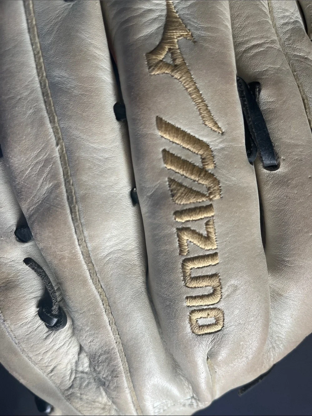MIZUNO Baseball mitt white AND Black